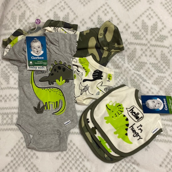Gerber 0-3 mo boy onesies and matching bibs - Picture 1 of 2